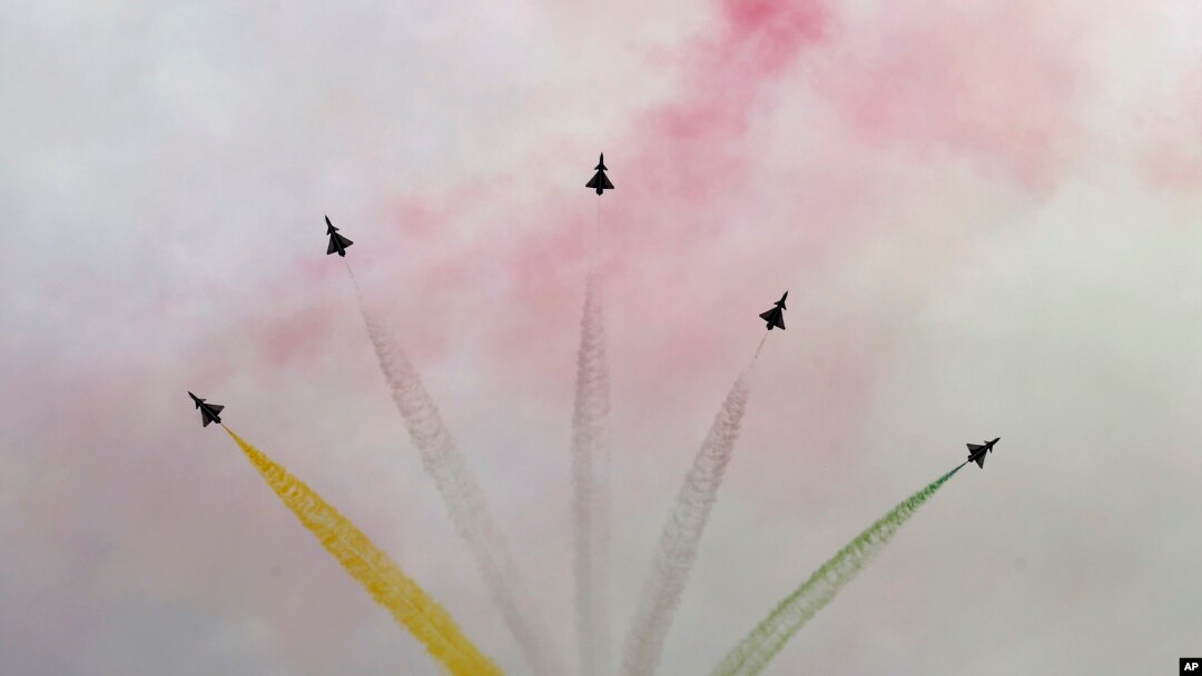 中國製造的殲10戰鬥機在伊斯蘭堡巴基斯坦國慶日閱兵儀式上進行空中特技表演。(2019年3月23日)