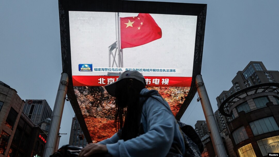 北京街頭巨幅電視屏幕播放中國軍隊東部戰區繞台軍演的新聞。 (2024年5月23日)