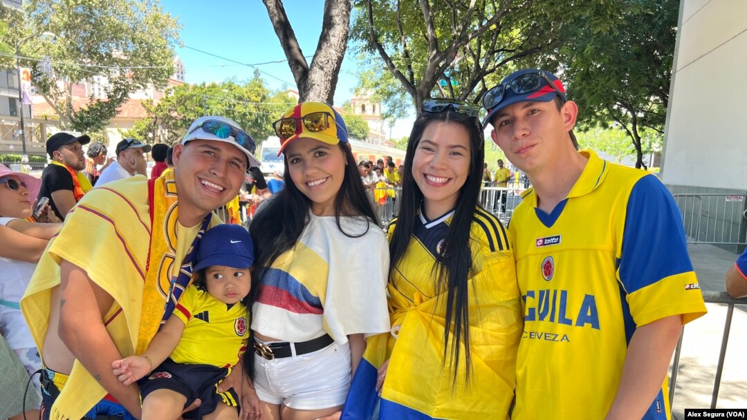 Un grupo de aficionados colombianos posa para la Voz de América en los exteriores del hotel de concentración de la Selección Colombia en Santa Clara, California, el 1 de julio de 2024.