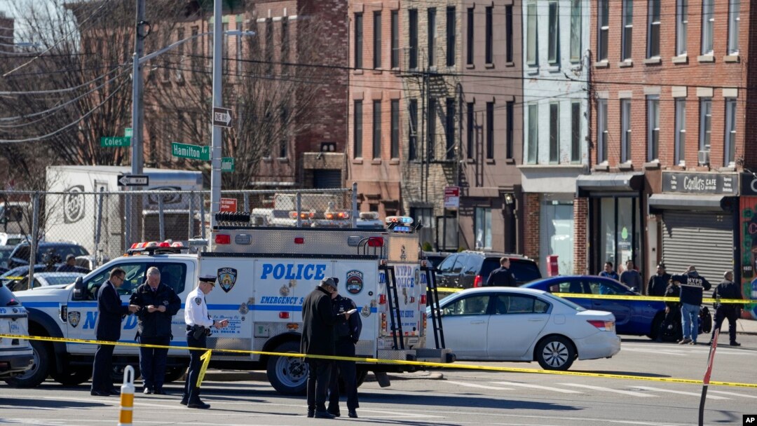 Operativo policial después de que un conductor en un vehículo alquilado para mudanzas atropellara a varias personas, el 13 de febrero de 2023, en Nueva York, EEUU.