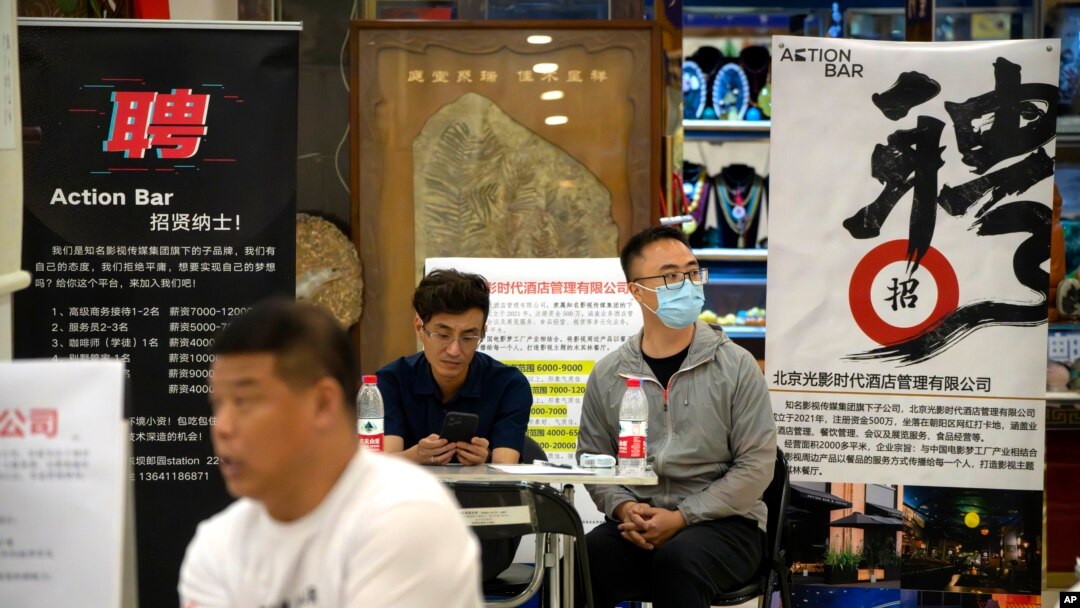 中國青年失業率破紀錄。北京一家購物中心設立一個招聘點。（2023年6月9日）