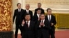 2022年10月23日，在中共二十届一中全会后，中共领导人习近平带领中共新一届政治局常委，包括李强（前右）和蔡奇（后左二）步入人大会堂与中外媒体见面。