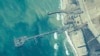 La imagen proporcionada por el Comando Central de EE. UU. muestra a soldados del Ejército de EE. UU., marineros de la Marina de EE. UU. y Fuerzas de Defensa de Israel colocando el muelle Trident en la costa de la Franja de Gaza el 16 de mayo de 2024.
