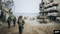 Ibutho lakwele Israel lidinga iHamas ngamehlo abomvu eGaza. (Photo by Israeli Army / AFP) 