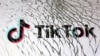 资料照片：2024年3月20日，碎玻璃后的TikTok标识。(路透社照片)