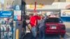 Un transportista venezolano acaba de llenar el tanque en una estación de servicio del norte de Maracaibo, en el occidente del país, el martes 18 de junio de 2024.