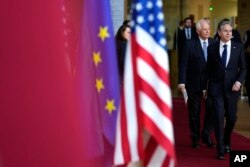 美國國務卿布林肯在布魯塞爾與歐盟外交和安全政策高級代表何塞普·博雷利走入記者會的會場。（2023年4月4日）