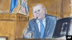 Gary Farro, un asesor de clientes privados que anteriormente trabajó en First Republic Bank, testifica en el estrado de los testigos en el tribunal penal de Manhattan, el viernes 26 de abril de 2024, en Nueva York. 