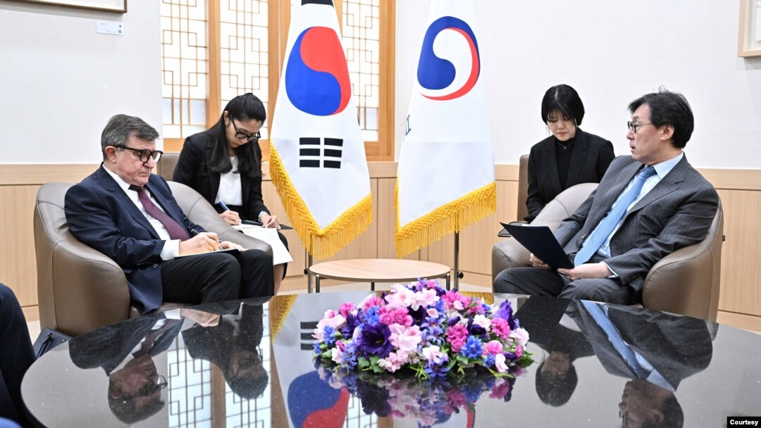 장호진(오른쪽) 한국 외교부 1차관이 19일 안드레이 보르소비치 쿨릭(왼쪽) 주한 러시아 대사를 외교부로 초치해 최근 북한 김정은 위원장의 방러 계기 북-러 무기 거래와 군사협력 문제 논의에 대한 입장을 전달하고 있다. (한국 외교부 제공)