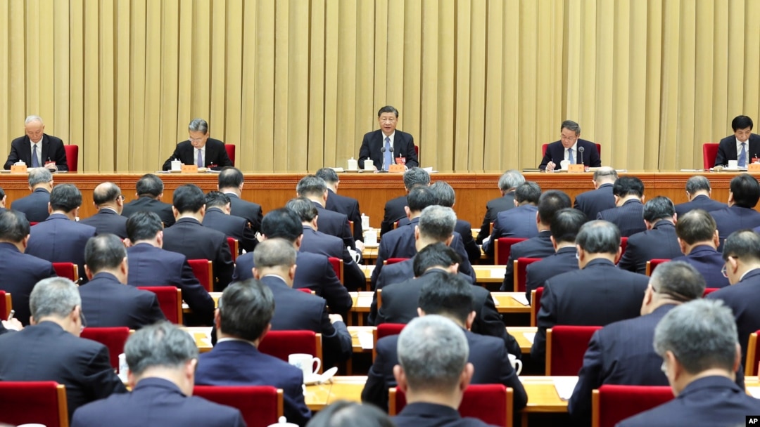 中共新華社2023年12月12日發布照片顯示，中國領導人習近平在北京舉行的年度中央經濟工作會議上發表演說。