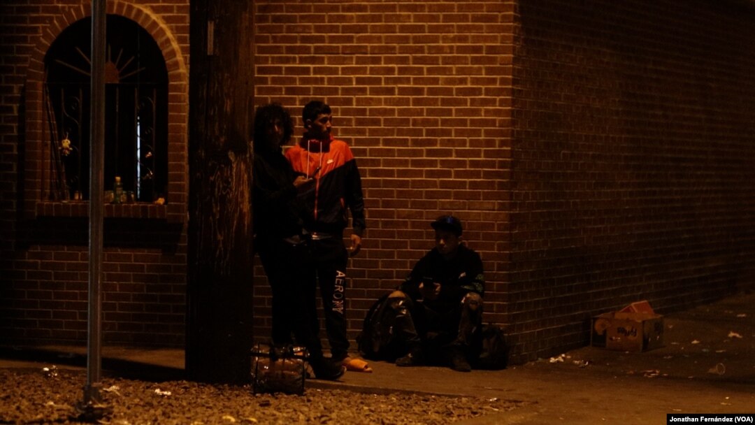 Migrantes latinoamericanos pasan la noche frente a la iglesia del Sagrado Corazón en El Paso, Texas, el 22 de enero de 2024, en momentos en que el número de migrantes viviendo en las calles de la ciudad ha disminuido considerablemente.