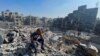 Un hombre palestino en medio de la destrucción causada por ataques israelíes al campo de refugiados de Jabalia, en el norte de la Franja de Gaza, el 1 de noviembre de 2023.