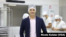 Néstor Briceño es ingeniero, en Venezuela trabajó en PDVSA. Se estableció en Buenos Aires, donde se convirtió en empresario.