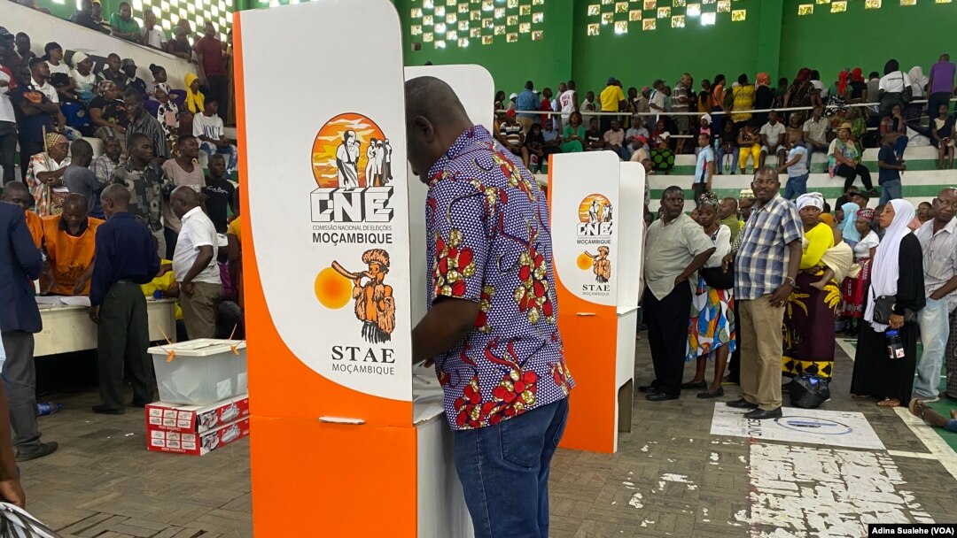 Eleitor vota em Nampula nas eleições autárquicas de 11 de outubro, Moçambique.