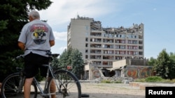 A view shows a hotel building recently hit by shelling in the course of Ukraine-Russia conflict in the Russian-controlled town of Svitlodarsk in the Donetsk region, Ukraine August 8, 2022. REUTERS/Alexander Ermochenko