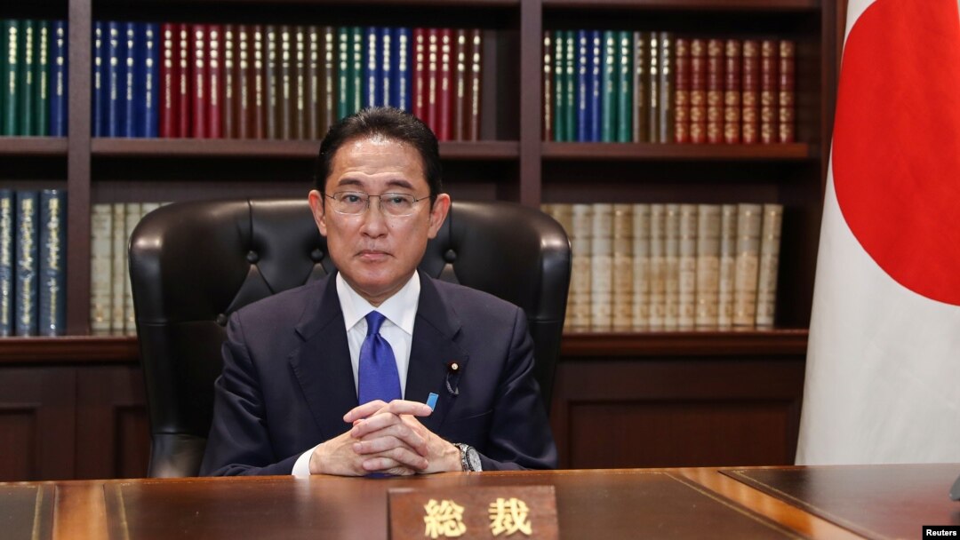 일본 집권 자민당의 기시다 후미오 신임 총재가 29일 당선 직후 취재진에 집무실을 공개하고 있다.