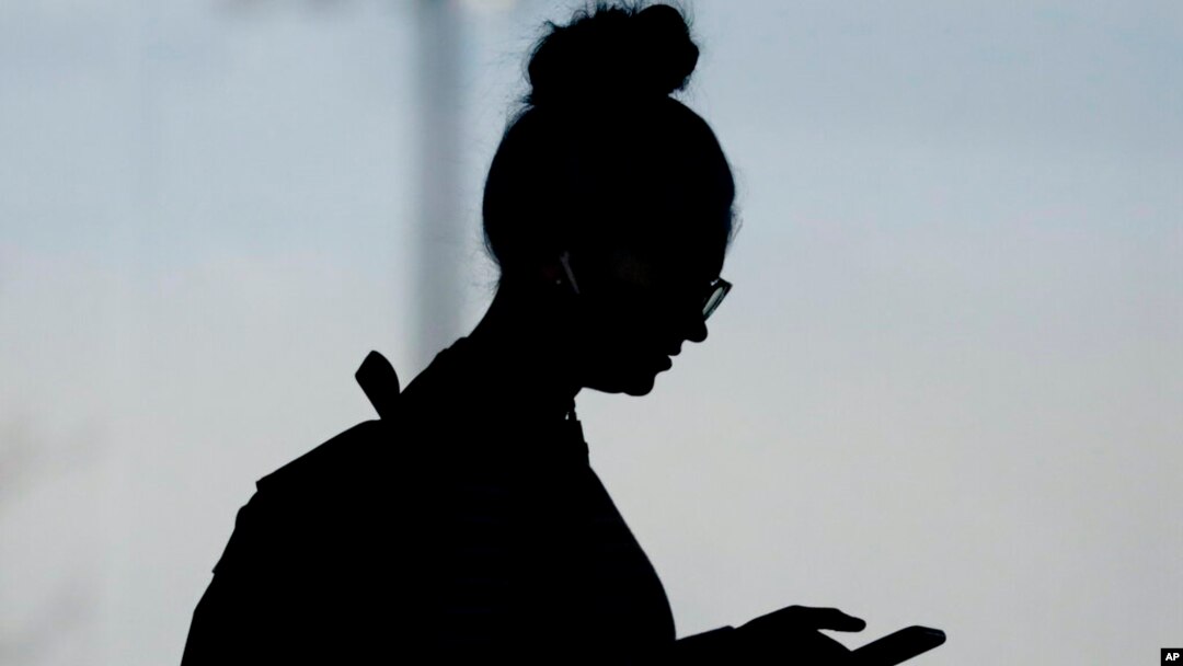 Una joven con su teléfono celular en Orem, Utah, el 14 de noviembre del 2019.