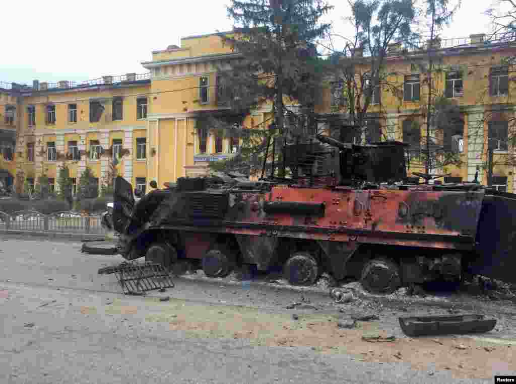 Maktab ro&#39;parasidagi hujumga uchragan harbiy mashina. Xarkov.&nbsp;