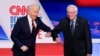 El exvicepresidente Joe Biden y el senador Bernie Sanders se saludan con un contacto de brazos, como medida de protección al coronavirus, antes de iniciar su primer debate personal el 15 de marzo de 2020.