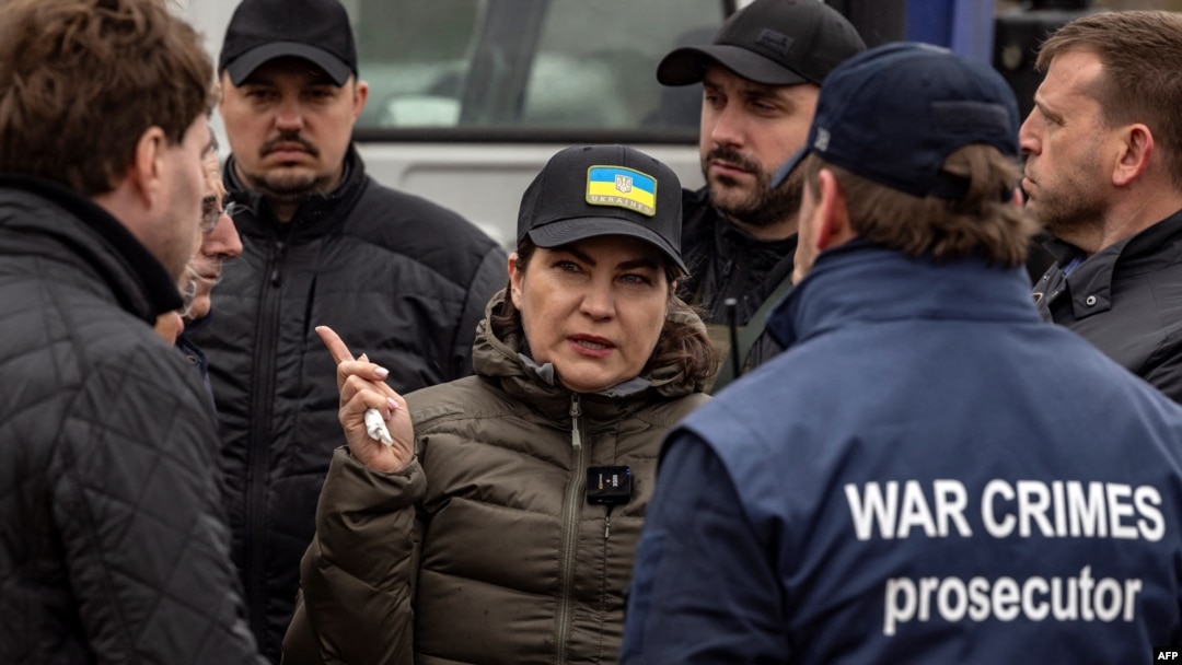 La fiscal general de Ucrania, Iryna Venediktova, visita una fosa común en Bucha, en las afueras de Kiev, el 13 de abril de 2022, en medio de la invasión militar de Rusia contra Ucrania.