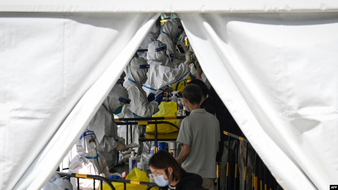 중국 베이징 시내 임시 시설에서 지난달 26일 신종 코로나바이러스 감염 검사를 진행하고 있다. (자료사진)