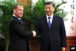 中國領導人習近平在北京會晤到訪的俄羅斯前總統德米特裡·梅德韋杰夫（Dmitry Medvedev）。（2022年12月21日）
