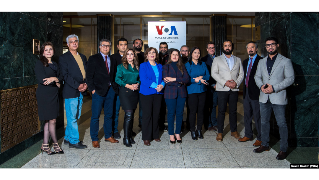 Shaista Sadat Lami, al extremo izquierdo, junto a lLa división afgana de la VOA en la oficina de la organización en Washington. [Foto: Nawid Orokza, VOA]