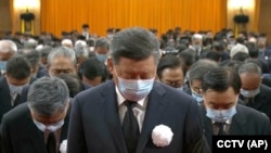 中國領導人習近平帶領眾官員在江澤民追悼儀式上鞠躬。（2022年12月6日）