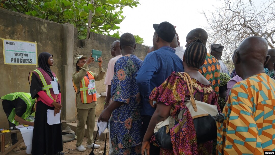 Watu wakisubiri kupiga kura Nigeria