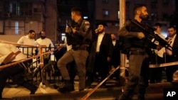 پولیس اسراییل در حال تامین امنیت منطقهٔ بنی براک،‌ جاییکه مهاجم مسلح دست کم پنج نفر را با ضرب مرمی کشت