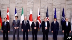 2022年3月24日,在布鲁塞尔举行的北约峰会上,从左至右,日本首相岸田文雄、加拿大总理特鲁多、美国总统拜登、德国总理朔尔茨、英国首相约翰逊、法国总统马克龙、意大利总理德拉吉这七国集团领导人合影留念。(美联社)