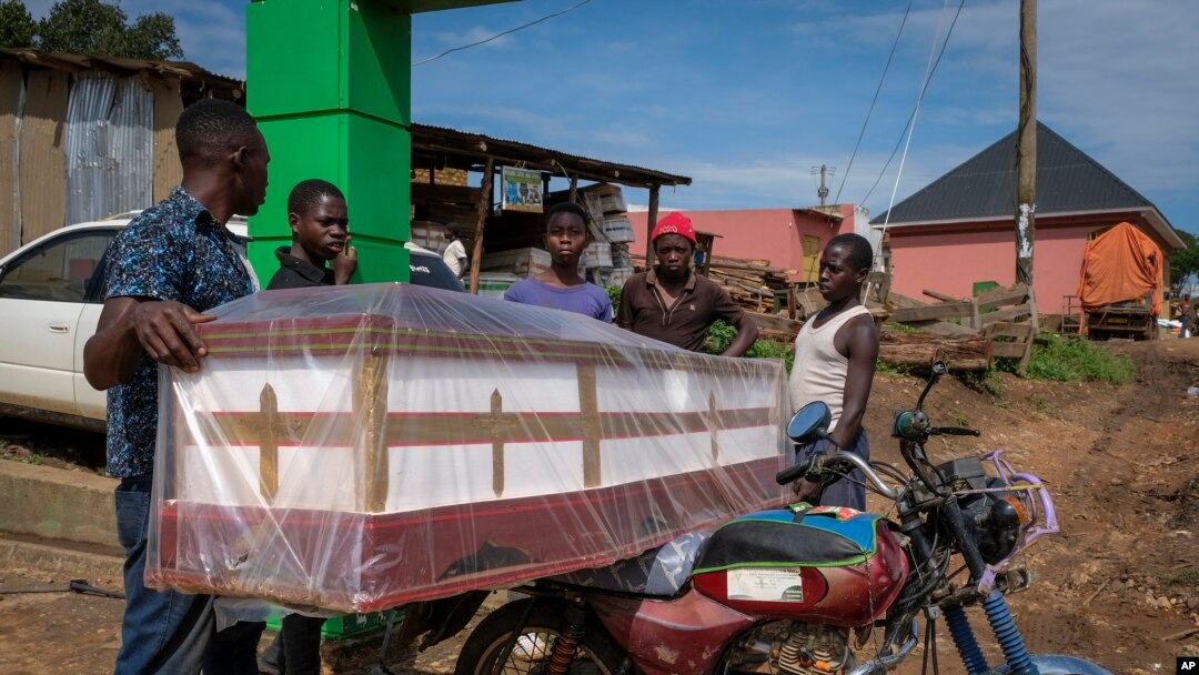 Watu wakiweka jeneza kwenye piki piki kwa ajili ya kusafirishwa kwa mazishi ya mtu aliyefariki dunia kutokana na maambukizi ya virusi vya Ebola katika wilaya ya Kassanda, Uganda. Nov 1, 2022
