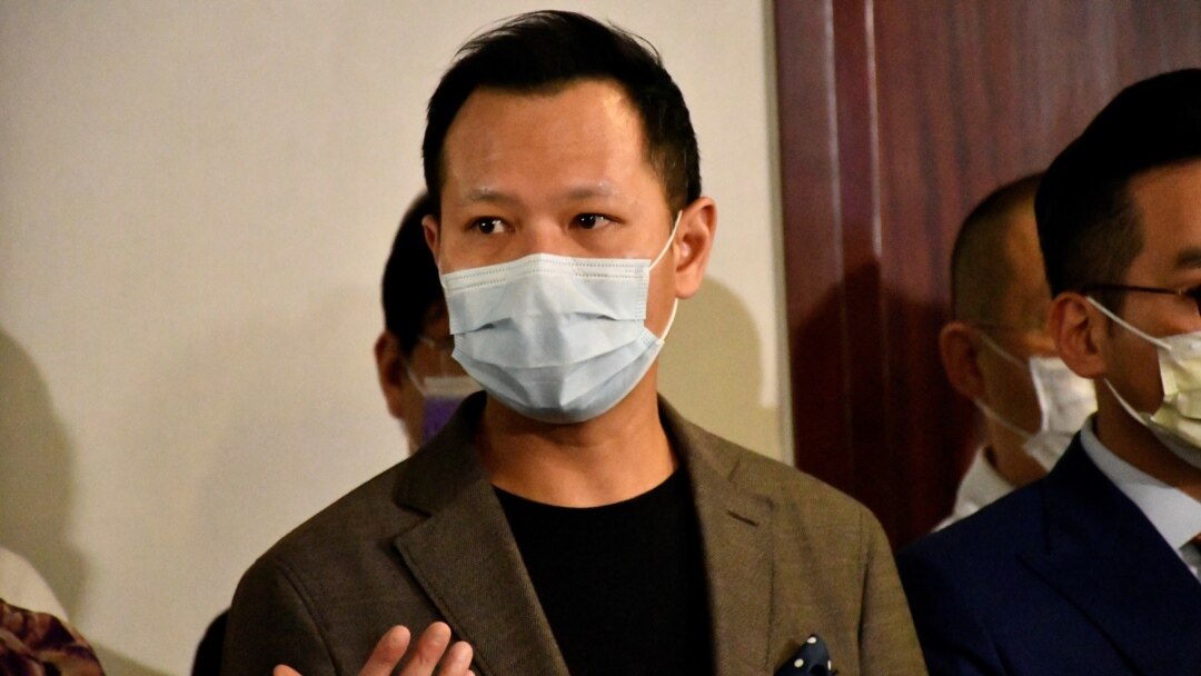 公民黨立法會議員郭榮鏗質疑建制派及北京”兩辦”對他的指控, 完全不能夠提出他違反那一條議事規則,以及立法會議員誓言 的那一部份,事件令人感到一國兩制敗壞得很厲害。(美國之音湯惠芸)