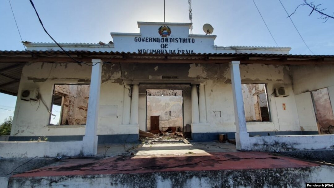 Fachada do edifício destruído do governo de Mocímboa da Praia, Cabo Delgado, Moçambique