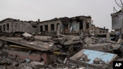Una escuela dañada tras un ataque ruso ocurrido a mediados de marzo, en las afueras de Mykolaiv, Ucrania. Foto del viernes 1 de abril de 2022.