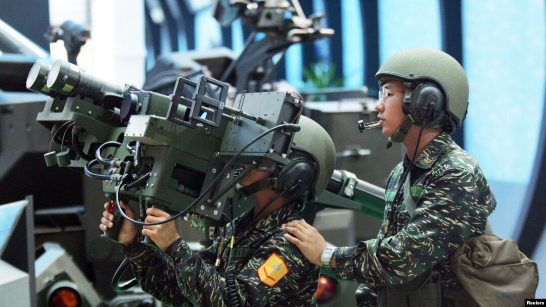 台灣士兵在展示美制“毒刺”便攜式防空導彈。（2005年8月11日）