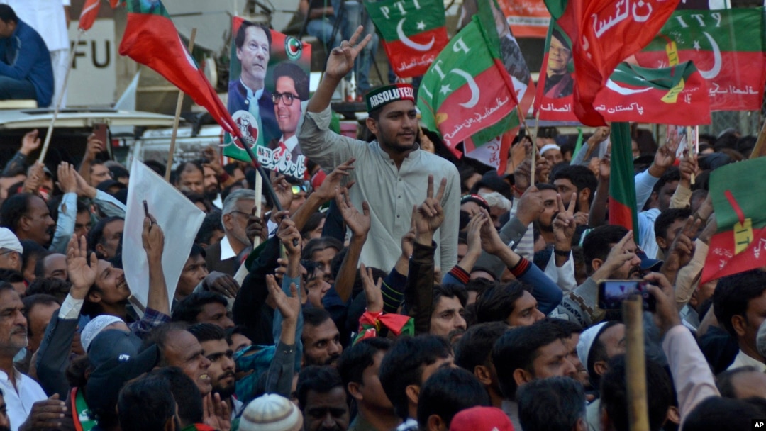 Supporters of Pakistan's main opposition party 'Pakistan Terhreek-e-Insaf' take part in a protest march in Wazirabad, Nov. 10, 2022. Former PM Imran Khan urged his followers to resume their protest march on Islamabad to demand early elections.