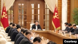 朝中社2022年5月12日公佈金正恩就新冠疫情主持高層會議的圖片。