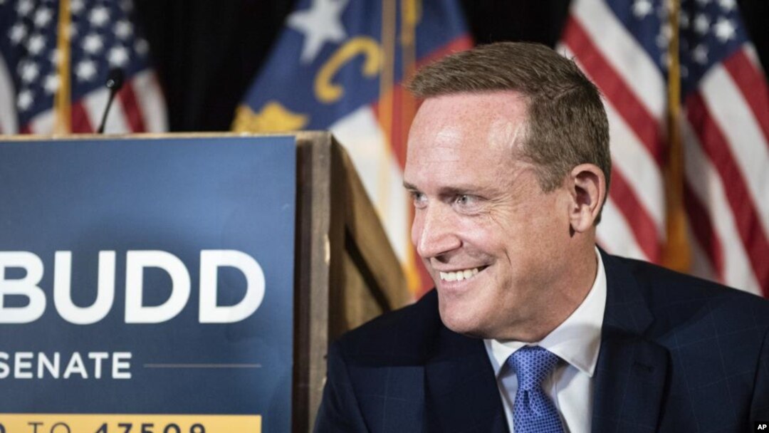 Ted Budd, candidato republicano al Senado de EEUU, habla con un partidario durante una fiesta de vigilancia electoral el martes 17 de mayo de 2022 en WinMock en Kinderton en Bermuda Run, Carolina del Norte. (Allison Lee Isley/The Winston-Salem Journal vía AP)