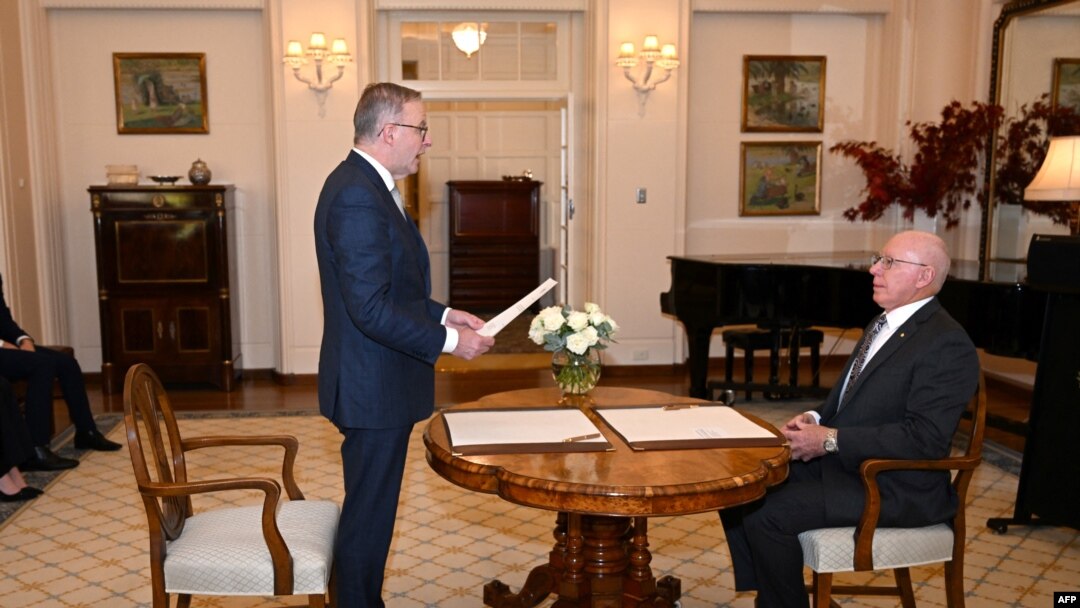 Australia's new Prime Minister Anthony Albanese (L) takes an oath in front of Australia's Governor General David Hurley (R) at Government House in Canberra on May 23, 2022.