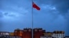 资料照：西藏拉萨布达拉宫前飘扬的中国国旗。（2021年6月1日）