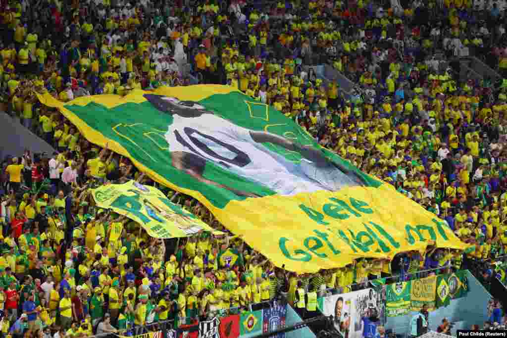 Jogadores e adeptos brasileiros fizeram homenagens a Pelé no jogo de segunda-feira, 5 de dezembro, no Estádio 974 em Doha, contra a Coreia do Sul nos oitavos de final.