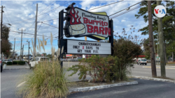 Flaming Amy's Burrito Barn anuncia que solo quedan dos días para el fin de la "temporada de Churkeychanga", desde el 1 de noviembre hasta el día antes de Acción de Gracias, en Wilmington, Carolina del Norte, el 22 de noviembre de 2022. [Yeny García/VOA]