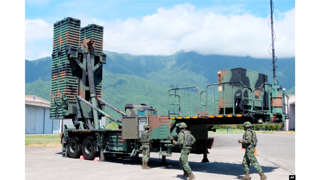 台灣軍人在花蓮的一個軍事基地運作天弓III地對空導彈,顯示軍力對抗中國武統壓力。(2022年8月18日)
