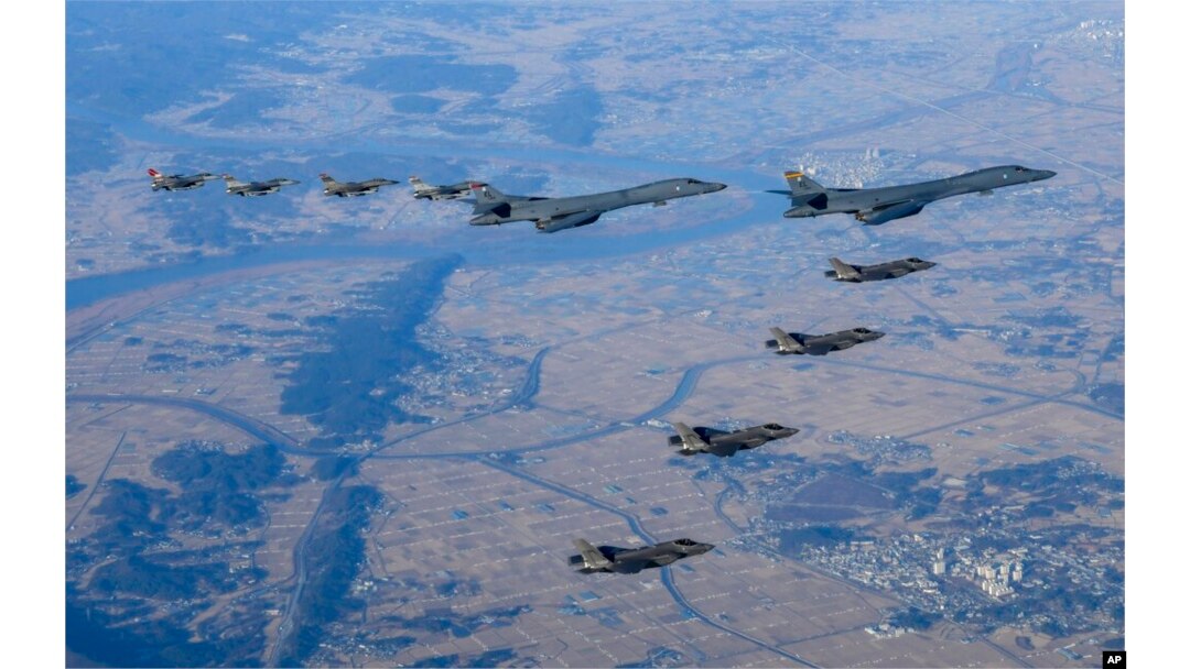 '비질런트 스톰' 미한 연합공중훈련에 참가한 B-1B 미 공군 전략폭격기(가운데)가 한국 공군 F-35 전투기(아래), 미 공군 F-16 전투기(위)와 한반도 상공을 비행하고 있다.