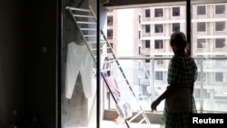資料照：中國廣西桂林的徐女士住進了三年前她從房地產公司佳登寶購買的未通水電的爛尾公寓。（2022年9月17日）