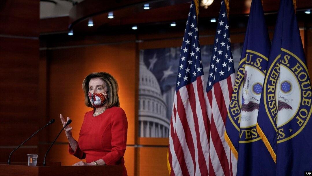 La presidenta de la Cámara de Representantes, Nancy Pelosi, en su rueda de prensa semanal, abordando el tema de un nuevo paquete de alivio económico.