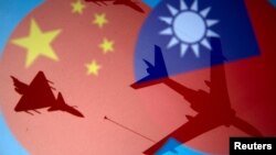 中國和台灣旗幟與戰機