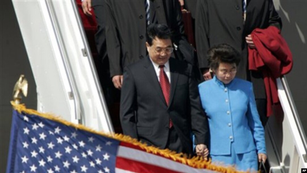 胡錦濤與夫人於2006年4月18日抵達美國訪問(資料圖片)