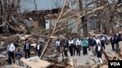 El presidente Barack Obama dijo a los residentes de Joplin que todo el país los acompañará en cada paso del camino de la reconstrucción.
